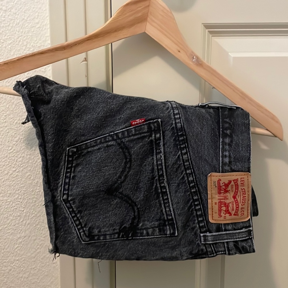 Black Levi’s jean shorts